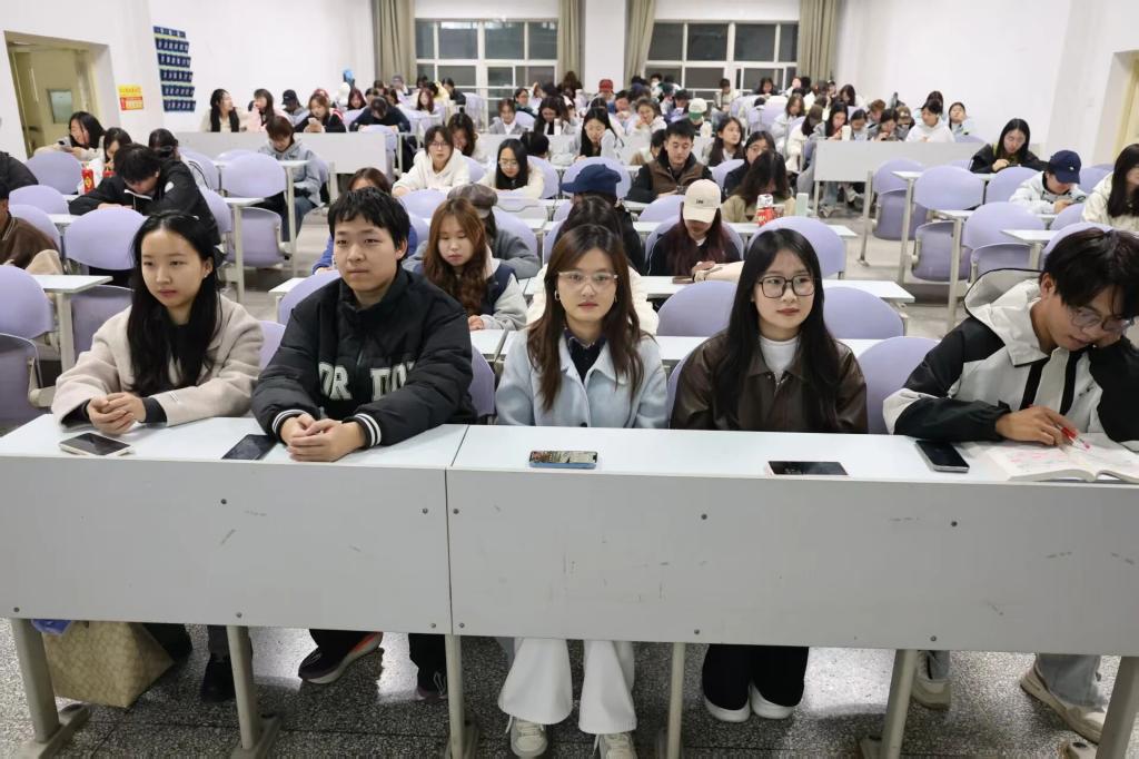 学院举办校园文化素质拓展活动